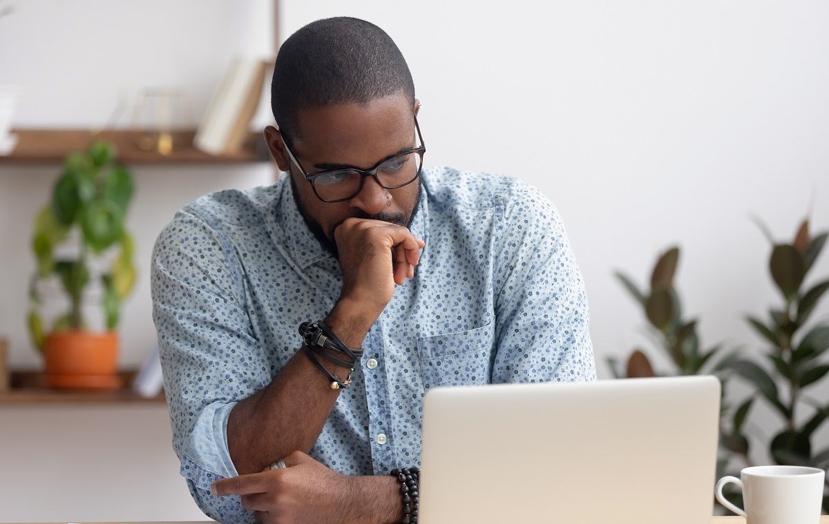 Applicant waits at computer for U.S. visa appointment